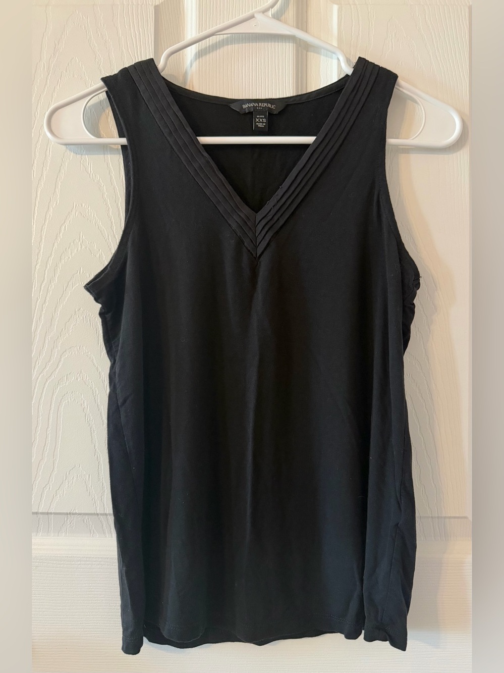 Banana Republic Black V-Neck Sleeveless Top XXS Petite